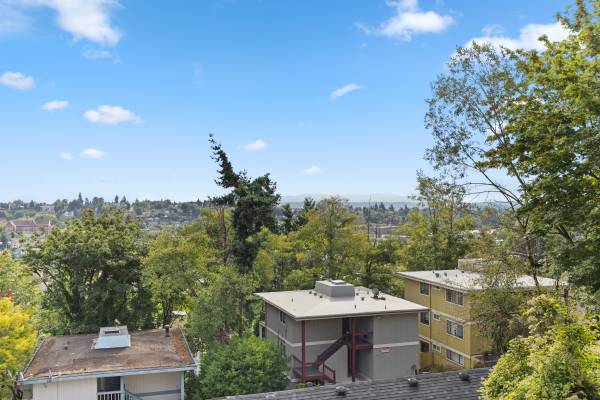$2,495 / 2br - 960ft2 - Beacon Hill 2BR/1BA Condo – Vaulted Ceilings + Mountain Views (Beacon Hill)63811610522625123
