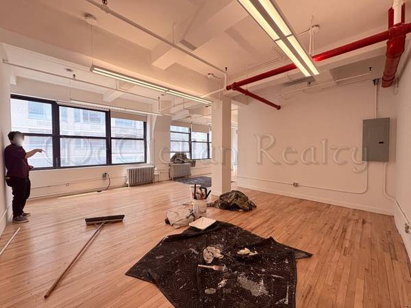 $2,400 / 900ft2 - Great View, $32/ft, Concrete Floor Office / Commercial Suite (Midtown West)63816576450051120