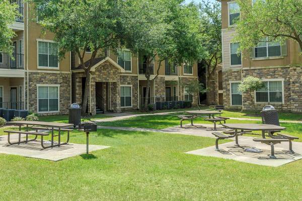 $1,078 / 1br - 727ft2 - Keep Cool with Ceiling Fans & Central Air63812507386753122