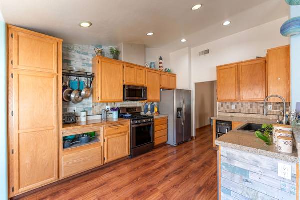 $874,900 / 4br - 2021ft2 - Single Story Oxnard Home | No HOA, Near Beaches & Harbor! (Oxnard)63736241672321122