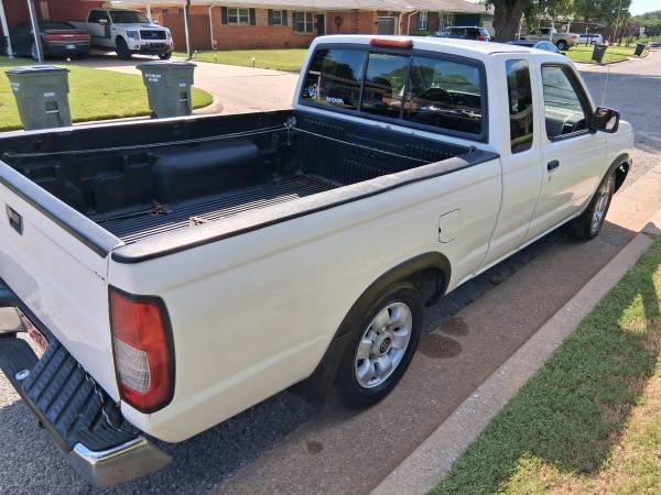1999 Nissan truck 5 speed - $3,20063470593224449124