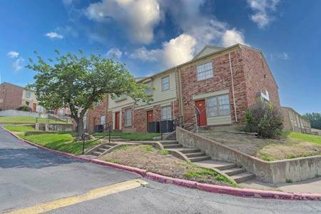$1,525 / 2br - 965ft2 - Laundry Facilities, Playground, Tile & Hardwood & Carpeted Floors (5875 Mountain Valley Ln, Dallas, TX)63622615717633121