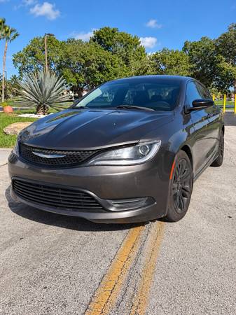 2017 Chrysler 200 1