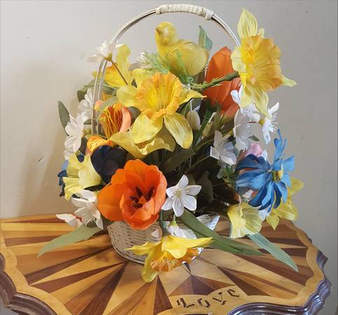 Canasta blanca pequeña con flores artificiales de primavera - $5 (Calumet)62973885579139121