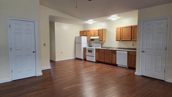 $1,200 / 2br - 725ft2 - 2 BR 1st FL recently remodeled (North Troy)63784663110403121