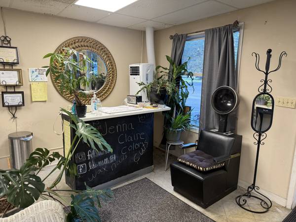 $1,750 / 850ft2 - Retail or salon suite on Ashley River Road (West Ashley)64016108820865122