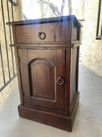 NIGHTSTAND / BEDSIDE TABLE 1