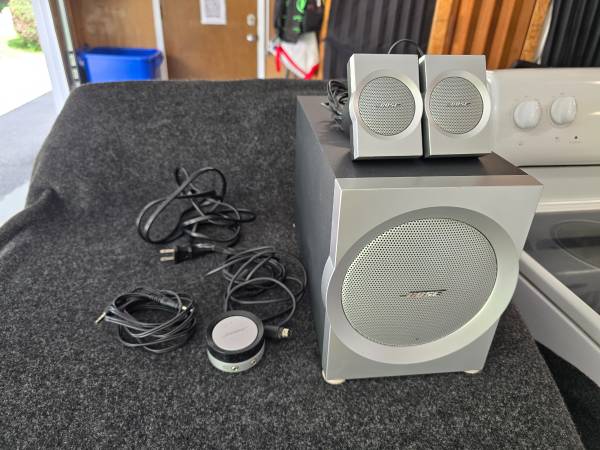 Bose Companion 3 Multimedia Computer Speaker System Silver Complete 1