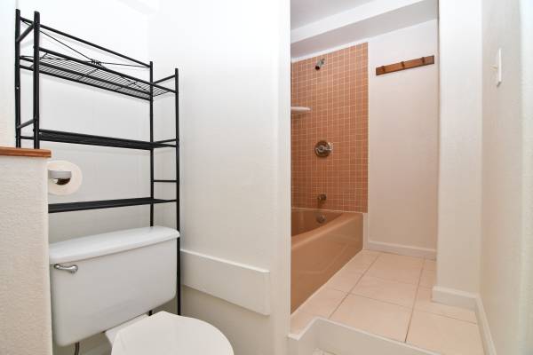 $1,900 / 2br - 670ft2 - KAPAHULU - 2 BEDROOM 1 BATH (NO PARKING) (HONOLULU)63939398155651123