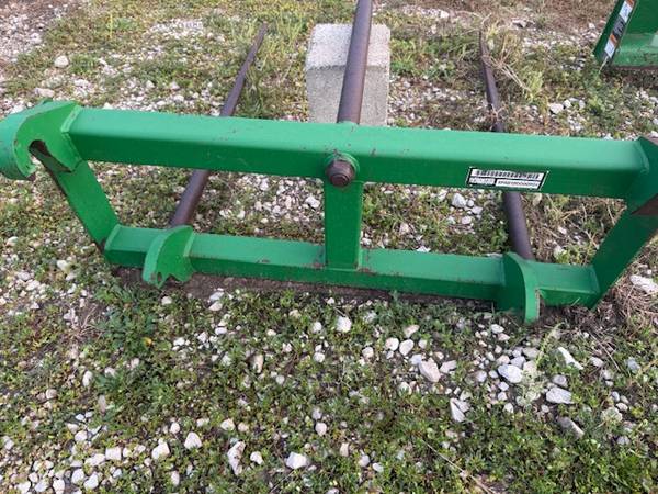 3prong JD quick tach bale spear[near new] 1