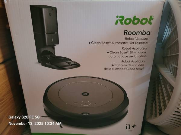 Roomba vacuum cleaner 1