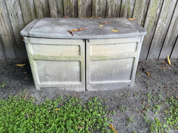 LARGE HY Plastic Storage Bin W/Cover needs cleaning u haul OR White Po 1
