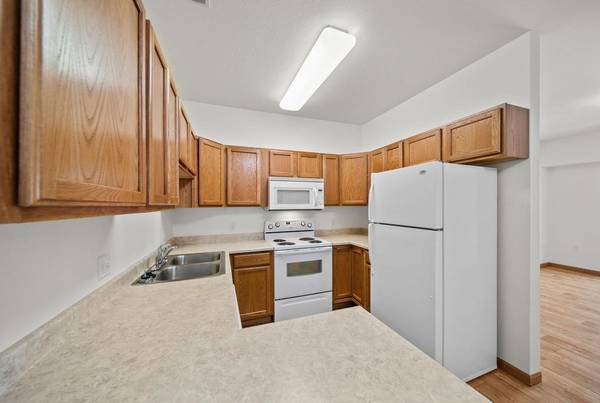 $1,175 / 2br - 961ft2 - Carpet, Refrigerator, Microwave, Cable or Satellite63671007842433124