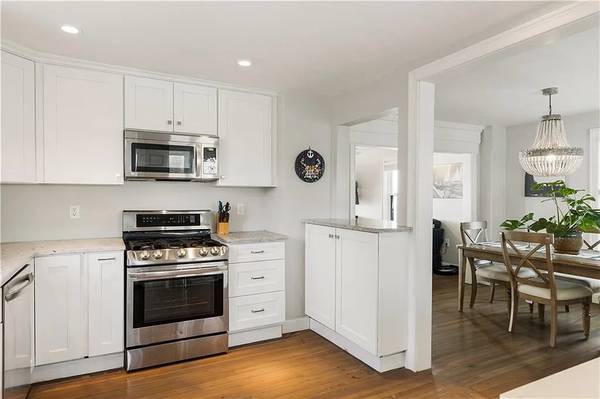 $1 / 4 habitaciones - Bienvenido a tu próximo hogar. Las fotos apenas hacen justicia a esta hermosa propiedad frente al agua (34 Aquidneck Ave, Portsmouth, RI 02871, EE. UU.)63348342182273124