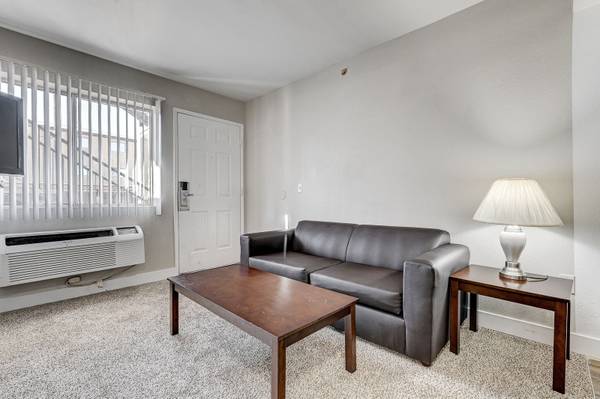 $299 / 1br - "Weekly and extended stay rates, On-site courtesy patrol" (3684 paradise rd, las vegas , NV)63859501122177123