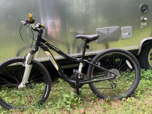 Specialized Hotrock 24 – 21-Speed Mountain Bike – Black/Yellow