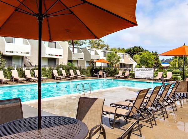 $2,200 / 1br - Large Laundry Center & Updated Floors! | Oceanside Blvd 1 Bed (Oceanside)64037046334978124