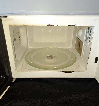 Magic Chef Mini Microwave Oven - $35 (Lincoln Heights)63471470008963122
