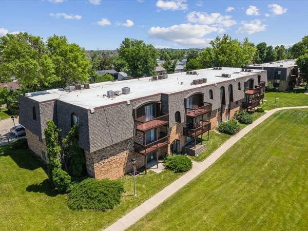 $850 / 1br - 814ft2 - Room to Breathe – Large Apartments with Pool & Pet-Friendly Spaces (470 Quail Ct SW, Cedar Rapids, IA)63863567496577122