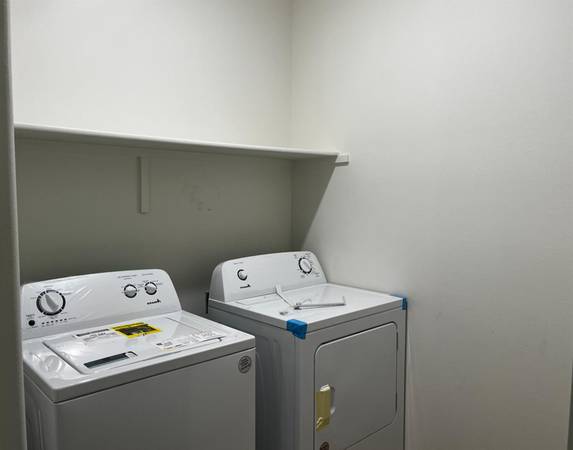 $1,695 / 2br - Center St Designer 2 Bed Apt - Trash Compactor, Easy Freeway Access (Salem - Center Street)63660394903553122