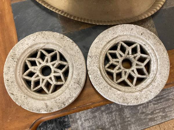 Set of 2 round stone wall decor 1