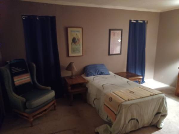 $650 / 1br - Large bedroom with private bathroom (Tucson)63675116403457121
