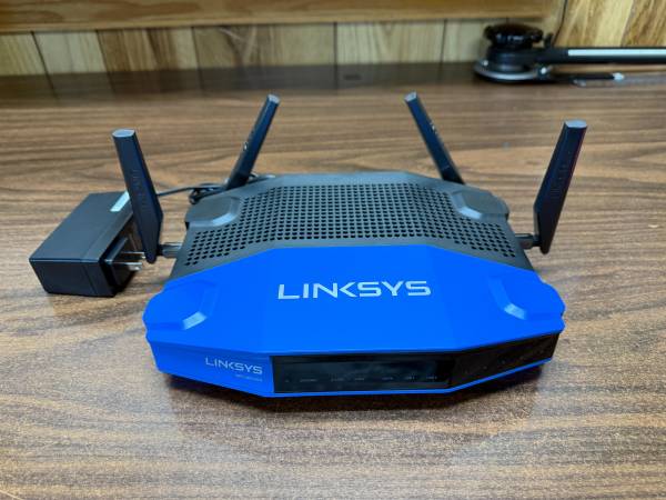 Router Linksys  WRT1900 AND WiFi Extender RE7000 1