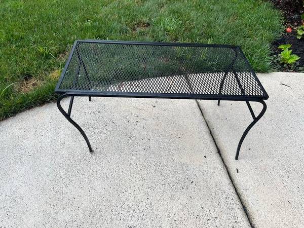 Mesa auxiliar de hierro forjado con parte superior de malla para patio - $20 (Vienna)63471431710595121