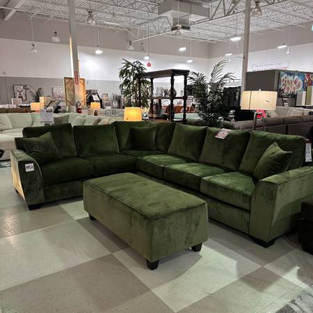 Brand New Emerald Green Sectional and Ottoman Made in USA 🇺🇸. High Quality 1