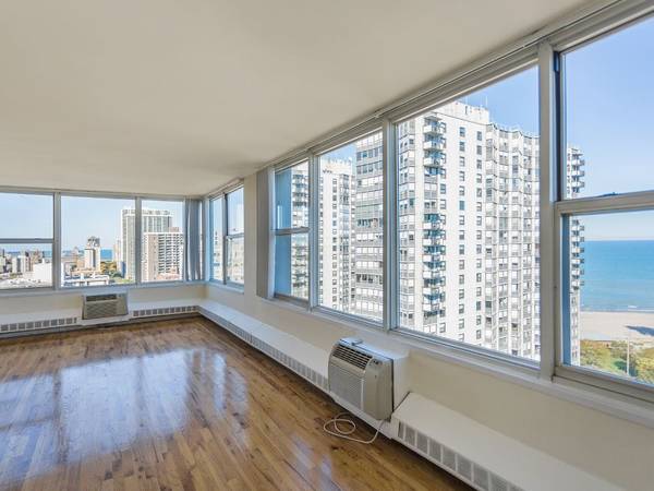 $1,982 / 1br - Do you want Stainless Steel? One block to Lakefront! (Edgewater)63960014258818121