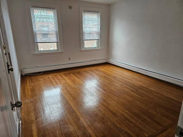 $1,450 / 1br - 650ft2 - Westville★ Great 2nd Floor Apt! HW Flrs, DW, Laundry, Parking, Cat OK (211-219 Fountain St, Westville, New Haven)64010331480707124