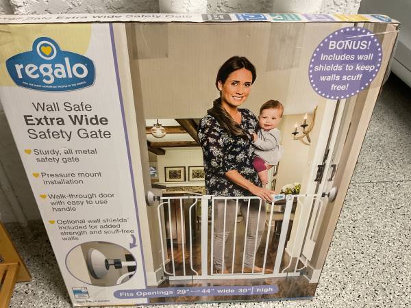 Regalo extra wide baby safety gate 1