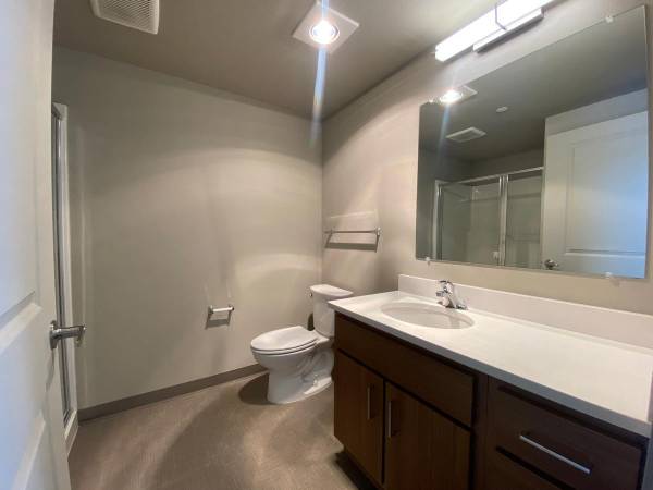 $1,315 / 450ft2 - ¡Vida fácil a precios asequibles! (Coburg Rd)63977277992322124