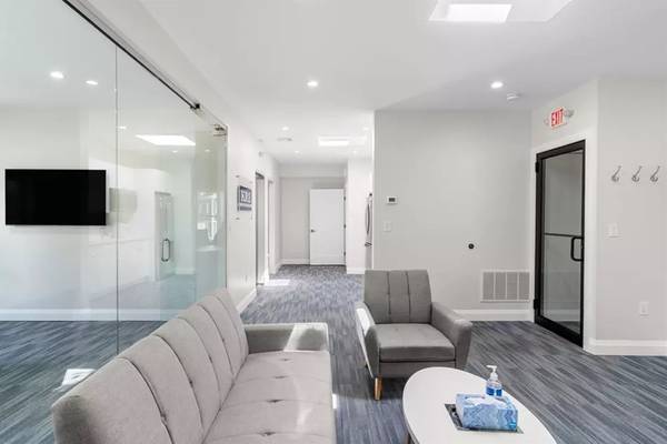 $3,000 / 1800ft2 - Gorgeous Renovated Office Space in East Somerville-Close to T/Highway (Somerville, Sullivan Sq)63699545037955121