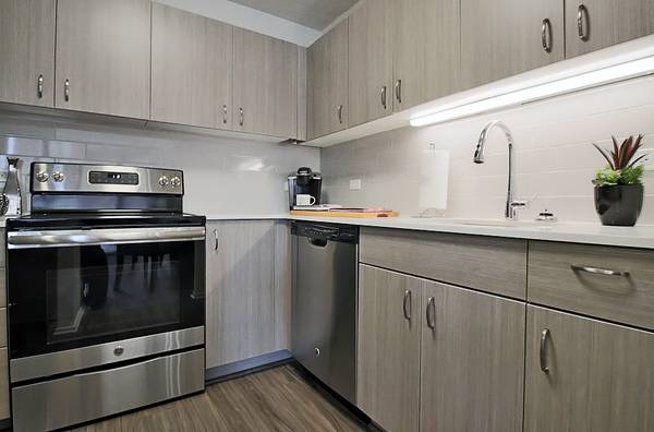$2,304 / 1br - Gold Coast 1 Bedroom With Bay Windows, Pool, Gym, Prime Location (Gold Coast)63781441650049124