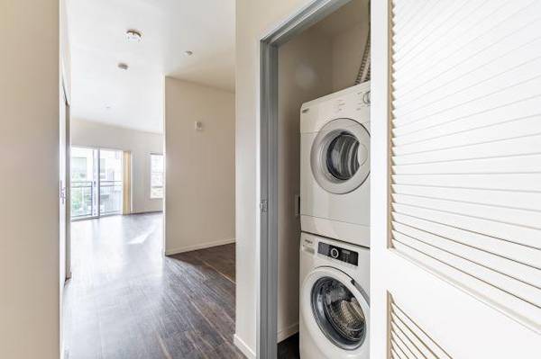 $2,114 / 648ft2 - Custom pendant lights in kitchen, Well-stocked fitness center (Spring District)63884888440961124