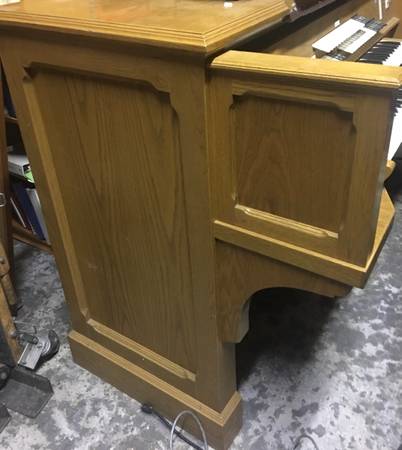 Large ornate organ console 1
