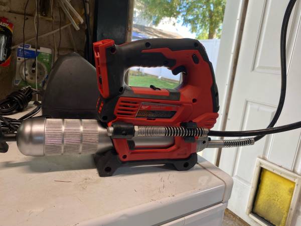Milwaukee.grease gun 18v 1