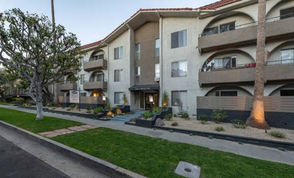 $2,300 / 1br - 730ft2 - OPEN HOUSE! 9.20.2025 Stop by! (West LA)63774460784643124