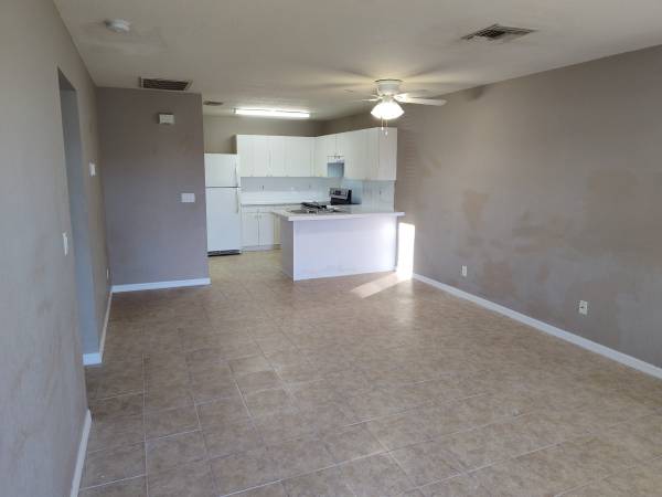 $1,200 / 2br - 672ft2 - Ready to Move in 2/1 Apartment with Washer & Dryer (Cape Coral)64151007672321124