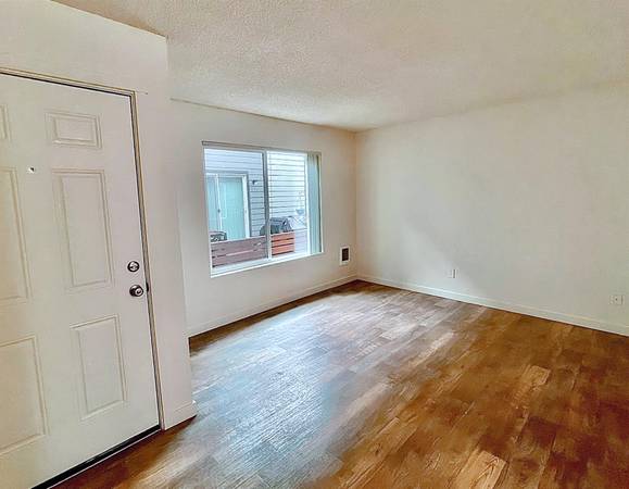 $1,725 / 2br - CALL & TOUR | Mid-Sized Community, Suburbs of Milwaukie, Ceiling Fan (Milwaukie Heights)63914738916227123