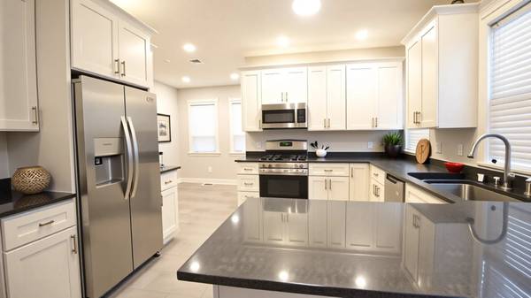 $1,750 / 4br - Available 9/1. Large spacious bedroom with attached office (BROOKLINE - near Coolidge Corner)63298262182657123