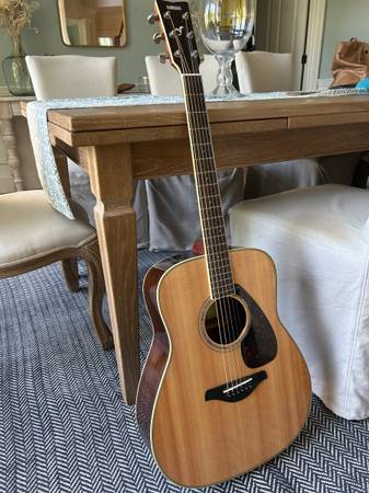 Guitarra acústica Yamaha FG-830 con tapa maciza, en estado casi nuevo, con estuche rígido - $300 (Andover)63471382053761120