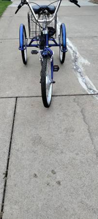 Triciclo eléctrico de tres ruedas - $650 (BROOKLYN PARK)62956363814147121