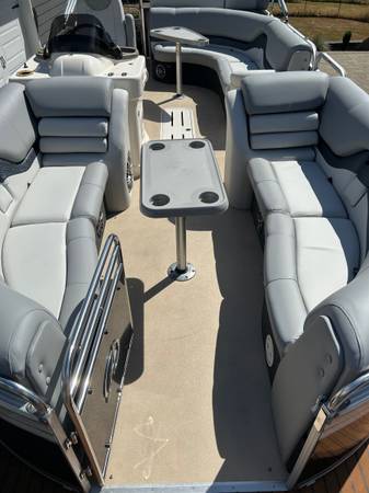 Barco con plataforma de pontones - $62,500 (Marysville)63471420467969124