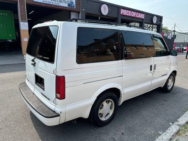 2001 Chevrolet Astro LS AWD, solo 102 mil millas. - $5,990 (Maspeth)63469898258947122