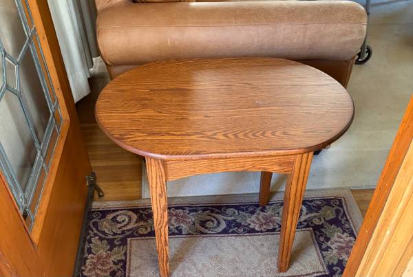SMALL OAK OVAL TABLE 1