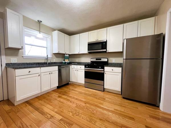 $2,250 / 2br - 850ft2 - Newly Renovated 2/Bedroom in Quiet 55+ Community - Generous Utilities! (Cumberland)64002829803650120