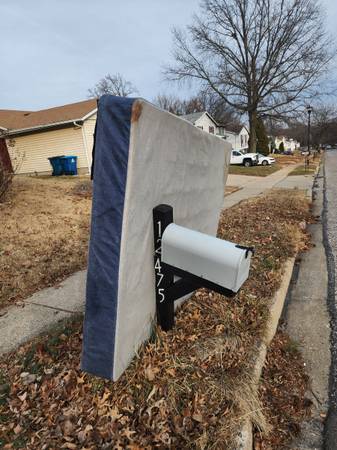 Curb alert Used Queen size box springs 1