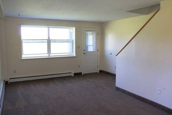 $825 / 2br - Charming Two-Bedroom Townhome Available! Apply Today!!! (Carthage)63935323156098121
